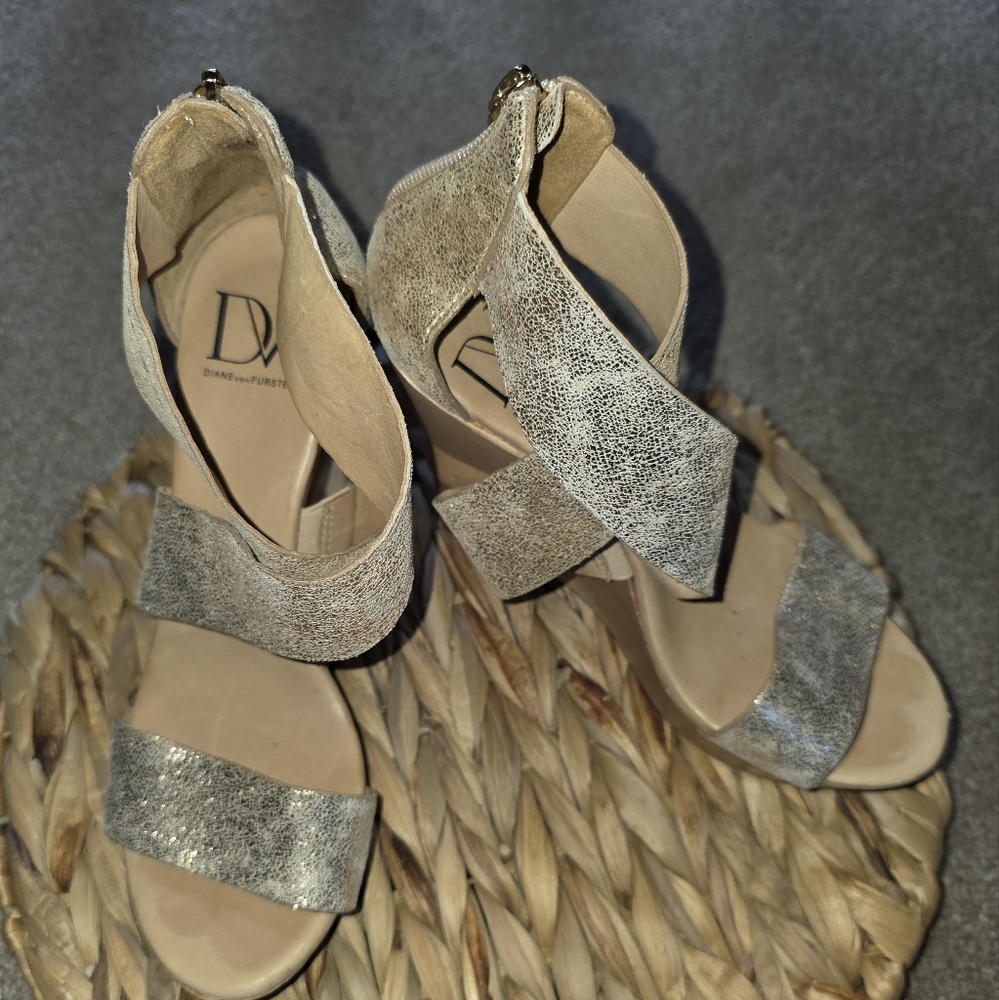 Diane von Furstenberg Gold Sculpted Wedge Size 7.5